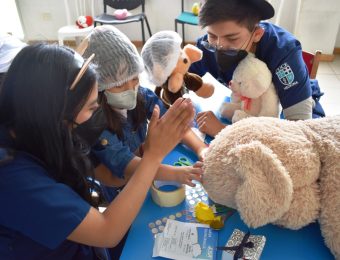 Niña operando a un oso de peluche en el evento Teddy Bear Hospital HPC