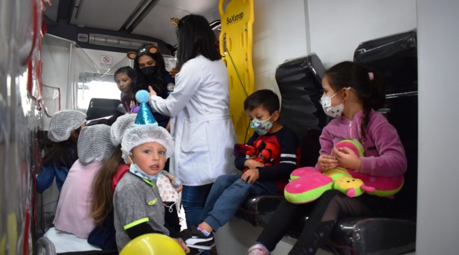 Niños y niñas dan un paseo en la ambulancia del HPC