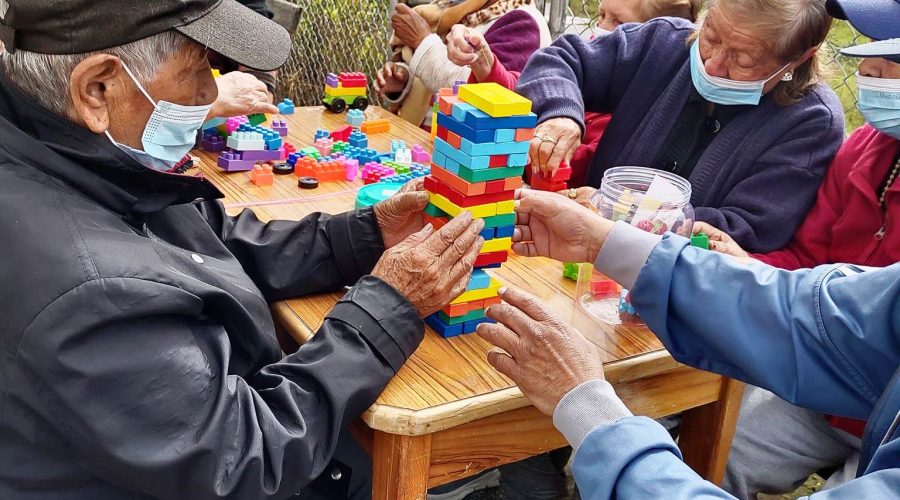 Adultos mayores realizan actividades al aire libre