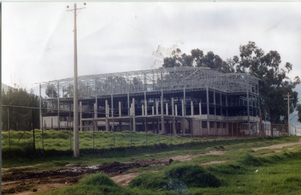 HPC en construcción visto desde el sur de la Av. Rumichaca