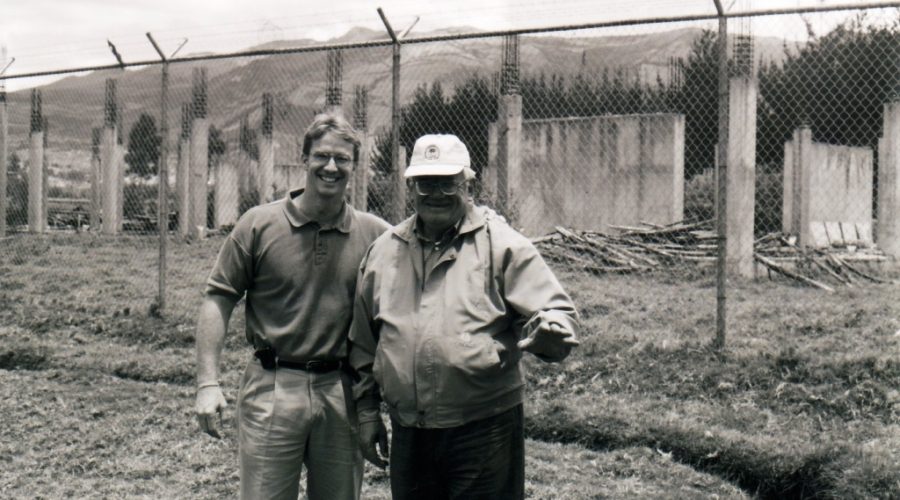 Padre Carollo y Dr. Chuck en la colocación de la primera piedra de la construcción del HPC