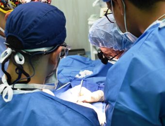Médicos de brigada médica NorthWell Health en una cirugía de labio leporino