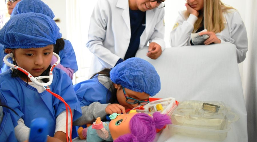 Niños en el Teddy Bear Hospital HPC