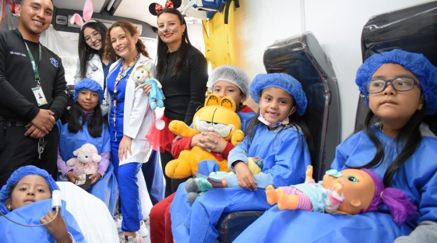 Niños en el recorrido en ambulancia en el Teddy Bear Hospital HPC