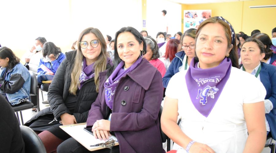 Mireya (de blanco), usuaria de los servicios psicológicos del UBUNTU