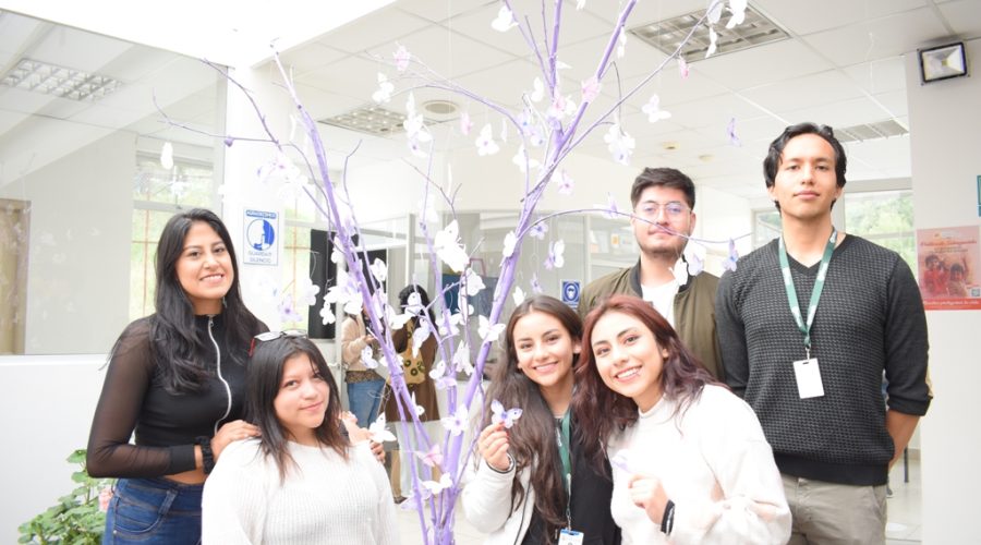 Participantes del evento colocando sus compromisos contra la violencia de género.