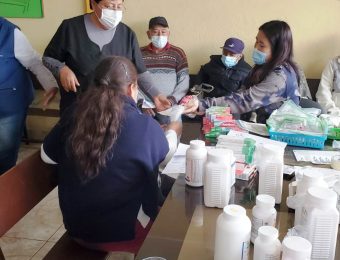 Entrega de medicina es parte de los servicios en las brigadas médicas en barrios del sur